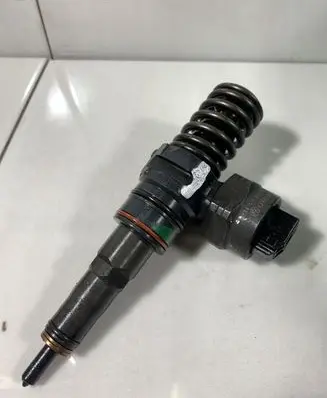 Volkswagen Golf IV Fuel injector 038130073F