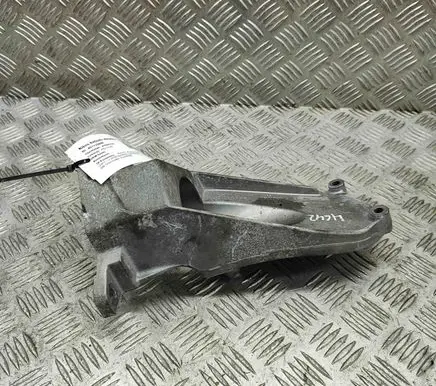 Engine mounting bracket