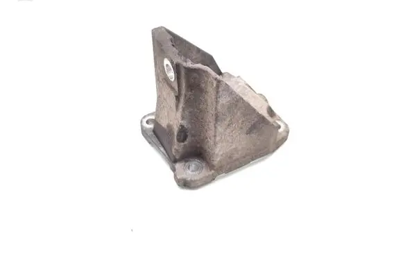 Engine mounting bracket