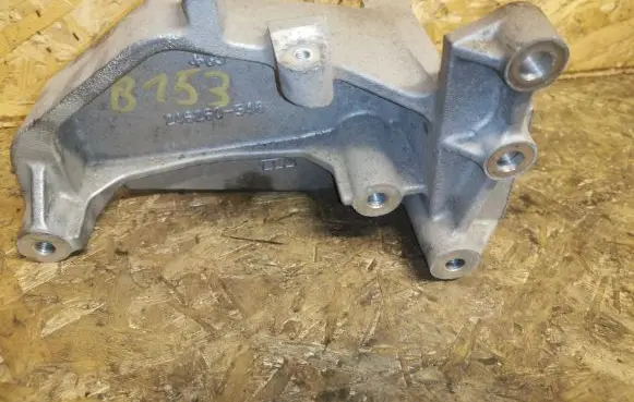 Engine mounting bracket