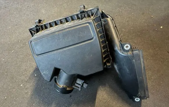 Ford S-MAX Air filter box DS739643KA