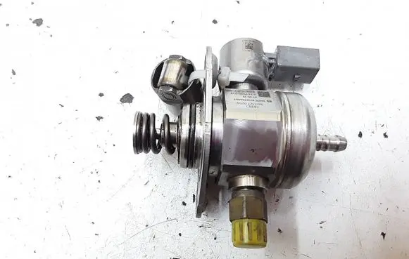 Audi A3 S3 8P Fuel injection high pressure pump