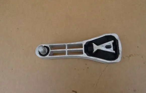 Engine mount bracket