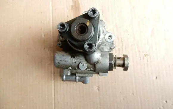 Volkswagen Golf IV Power steering pump 8D0145156F 4077