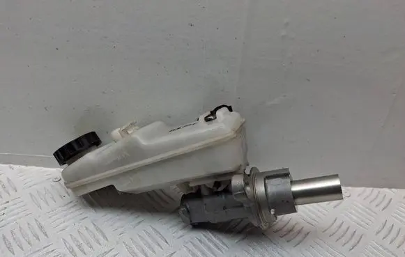 Toyota Avensis T270 Master brake cylinder 4720109370 0204Y24692 0204255239