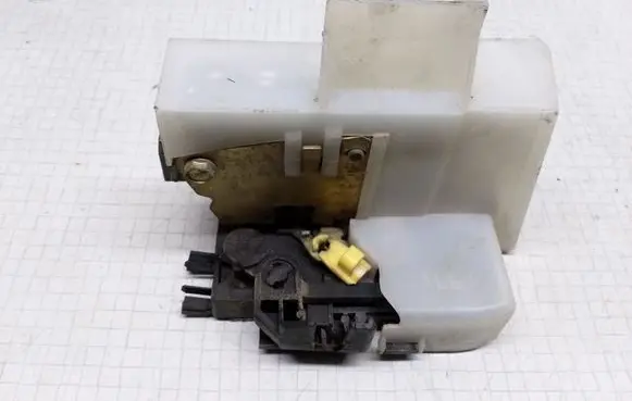 Renault Megane I Front door lock