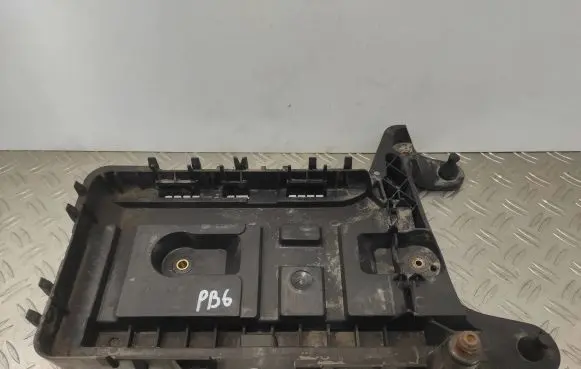 Volkswagen PASSAT B6 Battery tray 1K0915333