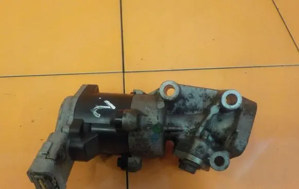 Land Rover Discovery 3 - LR3 EGR thermostat 4R8Q9D475A
