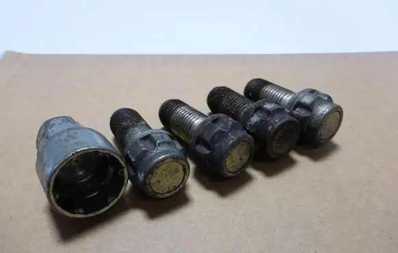 Audi A4 S4 B8 8K Anti-theft wheel nuts and lock 