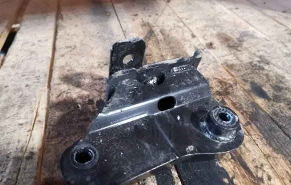 Nissan Qashqai Engine mounting bracket
