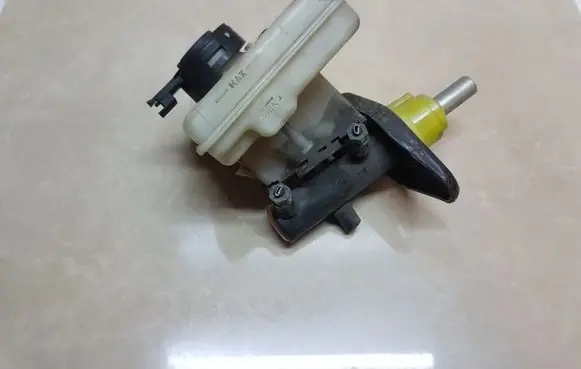 Land Rover Discovery Brake fluid reservoir 