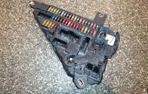 BMW 5 E60 E61 Fuse module 9138830