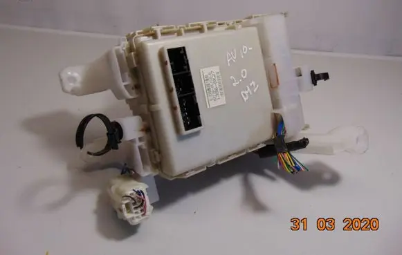 Toyota Avensis T270 Fuse module 8273005150