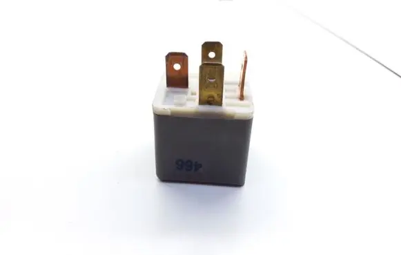 Volkswagen Golf IV Hazard warning light relay 141951253B 4RA00351029
