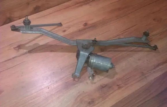 Volkswagen Polo II 86C 2F Front wiper linkage and motor
