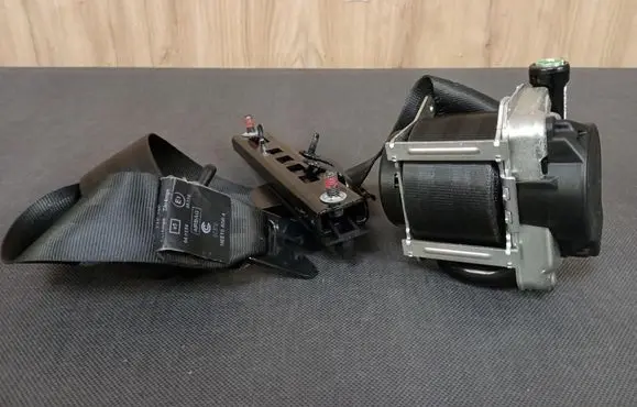 Volvo V40 Cross country Front seatbelt 31390453