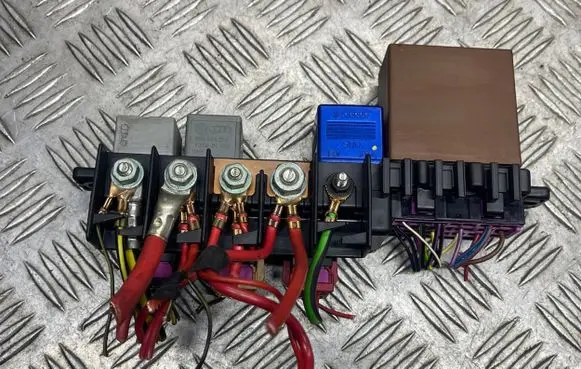 Volkswagen PASSAT B5.5 Fuse module 8L0941822A 896083000
