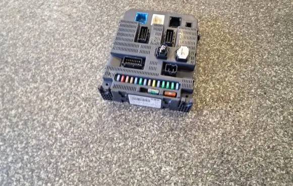 Peugeot 308 Fuse module 9663798180