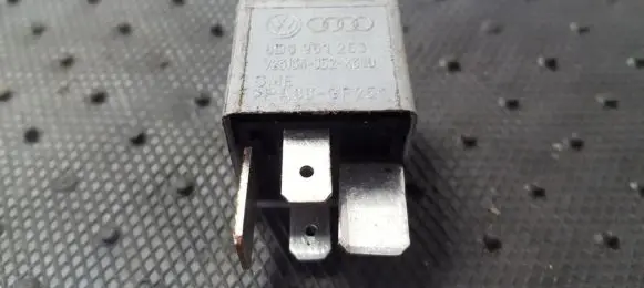 Volkswagen PASSAT B5 Other relay 8D0951253 V23134-J52-X300