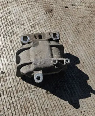 Volkswagen Golf V Engine mount bracket 1K0199262AJ