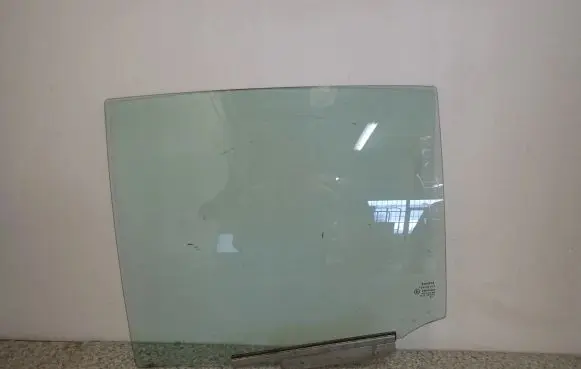 Toyota Yaris Sliding door window/glass 