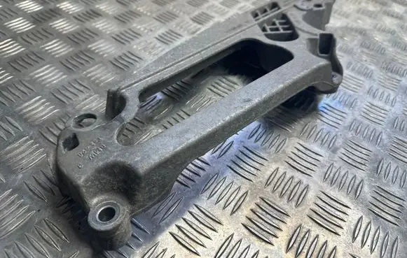 Engine mounting bracket