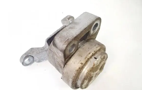 Volvo V70 Engine mount bracket