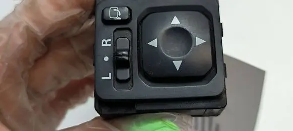 Mitsubishi Pajero Wing mirror switch 183569