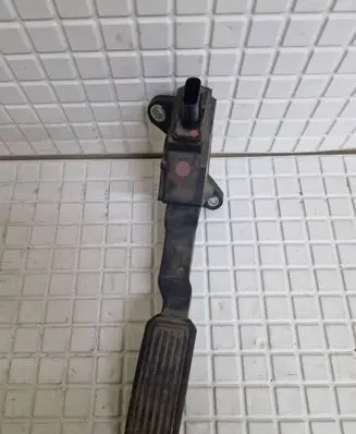 Toyota Avensis T270 Accelerator throttle pedal 7811002021 00117280826