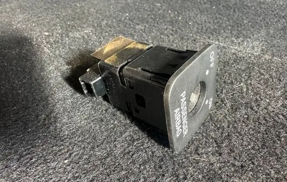 Passenger airbag on/off switch