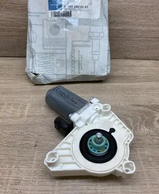 Mercedes-Benz B W245 Front door window regulator motor A1698204242