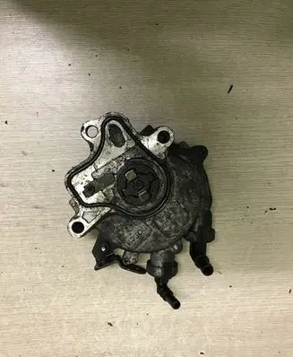 Land Rover Discovery 3 - LR3 Vacuum pump 4R8Q2A451AE