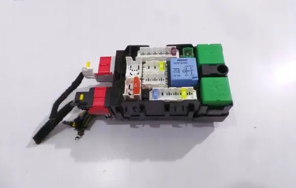 Peugeot Expert Fuse module 9665492680