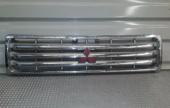 Mitsubishi Pajero Front bumper upper radiator grill