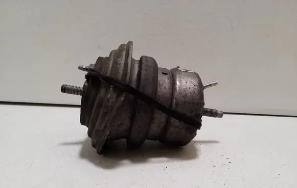 Engine mount bracket