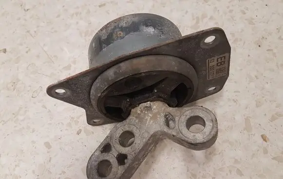 Opel Insignia A Engine mount bracket 13322171