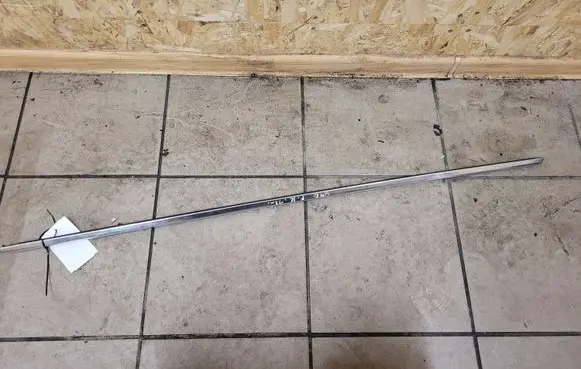 Volvo V40 Front door glass trim molding