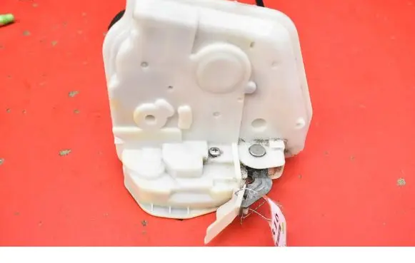 Mazda 3 II Front door lock H37H48R1
