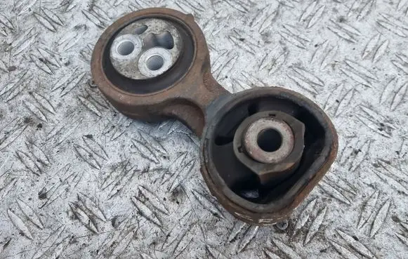 Honda CR-V Engine mount bracket