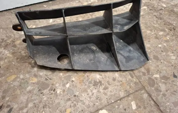 Radiator cooling fan shroud