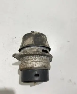 Volkswagen Touareg II Engine mount bracket 7L8199131F