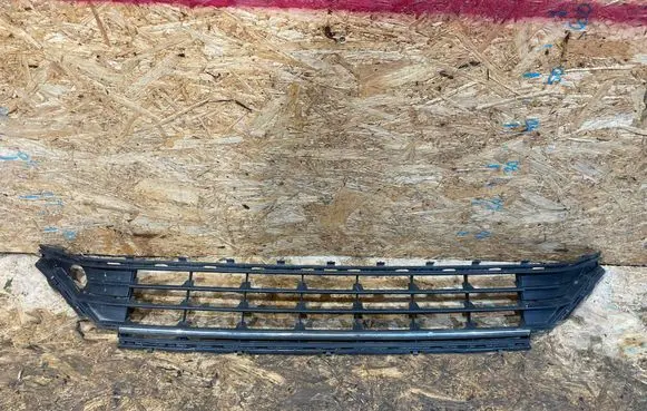 Volkswagen Golf VII Front bumper lower grill 5G0853677L S2511B233-M
