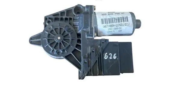 Volkswagen PASSAT B5 Rear door window regulator motor 0130821696