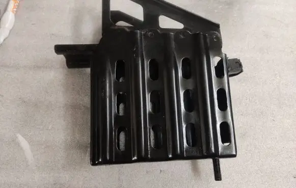 Radiator mount bracket