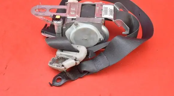 Dodge Magnum Front seatbelt