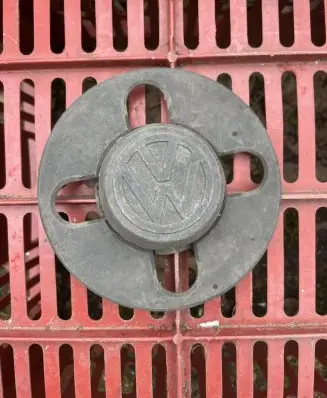 Volkswagen Golf I Original wheel cap 871601171