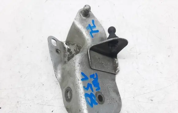 Volkswagen Touareg I Fender mounting bracket 7L6805373