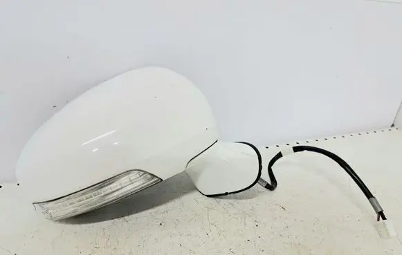 Toyota Avensis T270 Front door electric wing mirror
