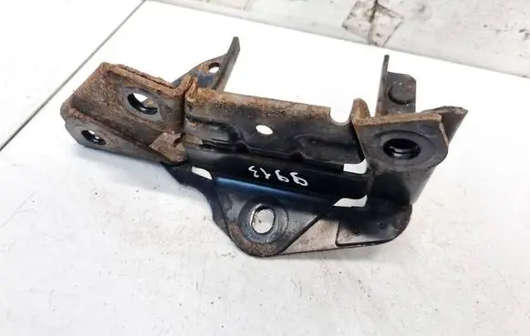 Engine mounting bracket