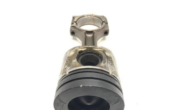 Nissan Qashqai Piston with connecting rod M9R